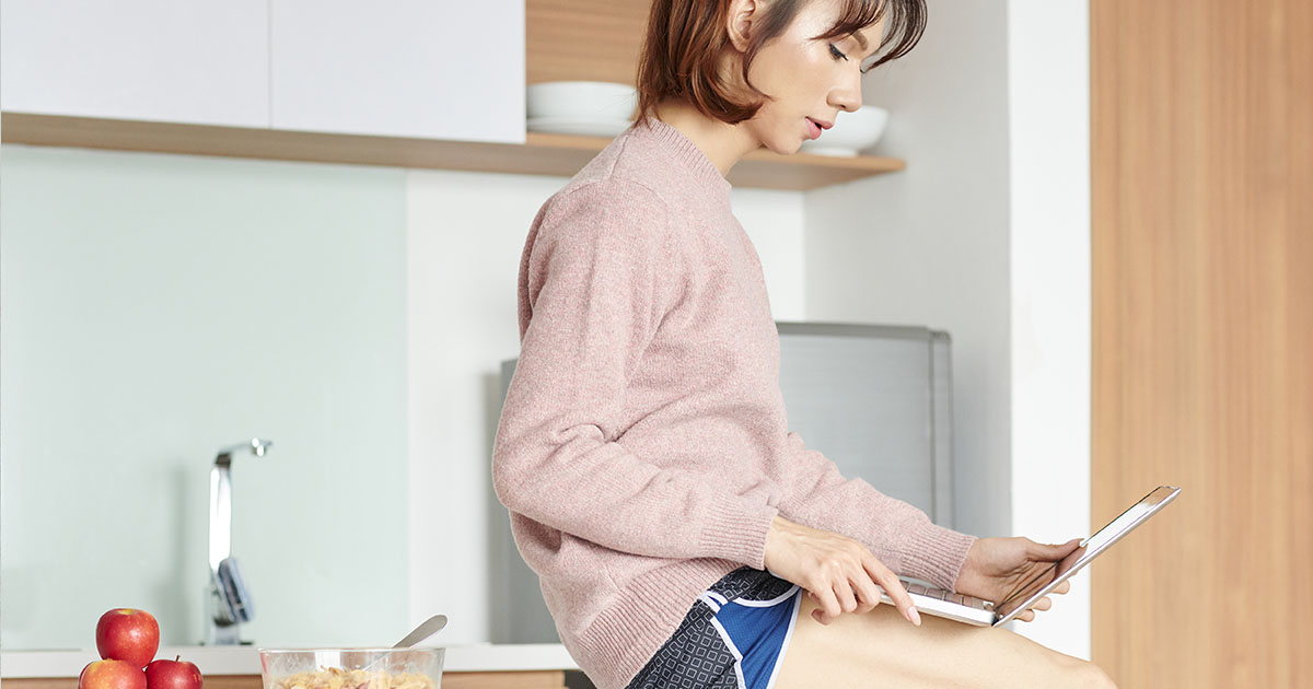 MÓJ SZEF UPOKORZYŁ MNIE NA ZEBRANIU PRACOWNIKÓW, PONIEWAŻ BYŁAM W CIĄŻY - JEGO UŚMIECH ZNIKNĄŁ, GDY WESZŁA KOBIETA Z DZIECKIEM NA RĘKACH.