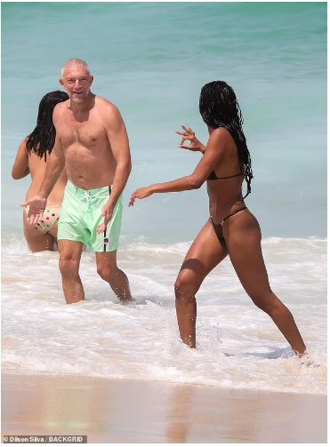 Vincent Cassel, lat 56, został po raz pierwszy zauważony z nową miłośniczką kostiumów kąpielowych, Narą Baptistą, lat 27. Opowiada o swoim szczęściu sześć miesięcy po rozstaniu z żoną Tiną Kunacki, 26.