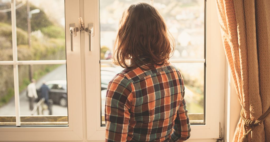 Podczas parapetówki mój mąż i jego mama nalegali, abyśmy przekazali nasze mieszkanie jego siostrze, ale odpowiedź mojej mamy całkowicie obaliła ich twierdzenie