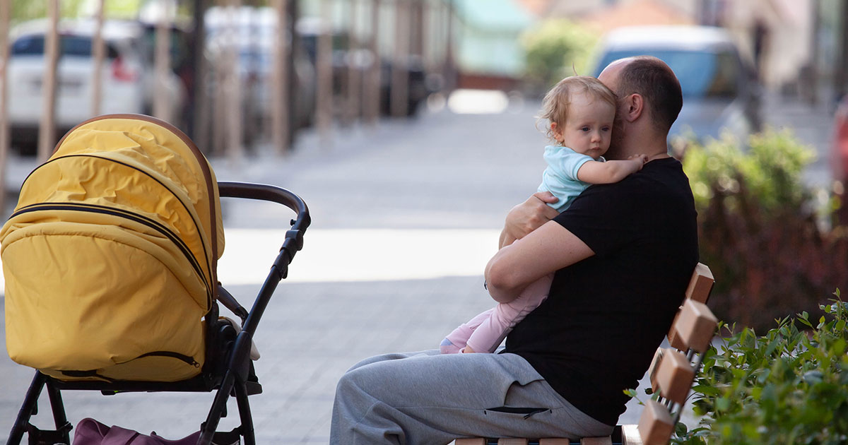 Lekarz wychowuje trojaczki po tym, jak ich matka umiera przy porodzie, a ich biologiczny ojciec pojawia się 5 lat później.
