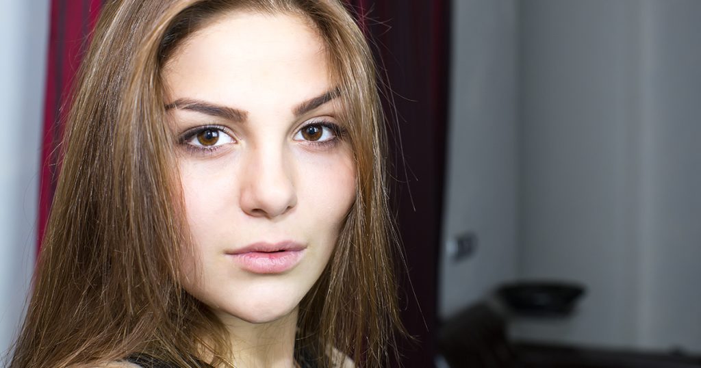 Podczas parapetówki mój mąż i jego mama nalegali, abyśmy przekazali nasze mieszkanie jego siostrze, ale odpowiedź mojej mamy całkowicie obaliła ich twierdzenie