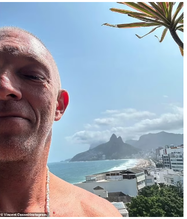 Vincent Cassel, lat 56, został po raz pierwszy zauważony z nową miłośniczką kostiumów kąpielowych, Narą Baptistą, lat 27. Opowiada o swoim szczęściu sześć miesięcy po rozstaniu z żoną Tiną Kunacki, 26.