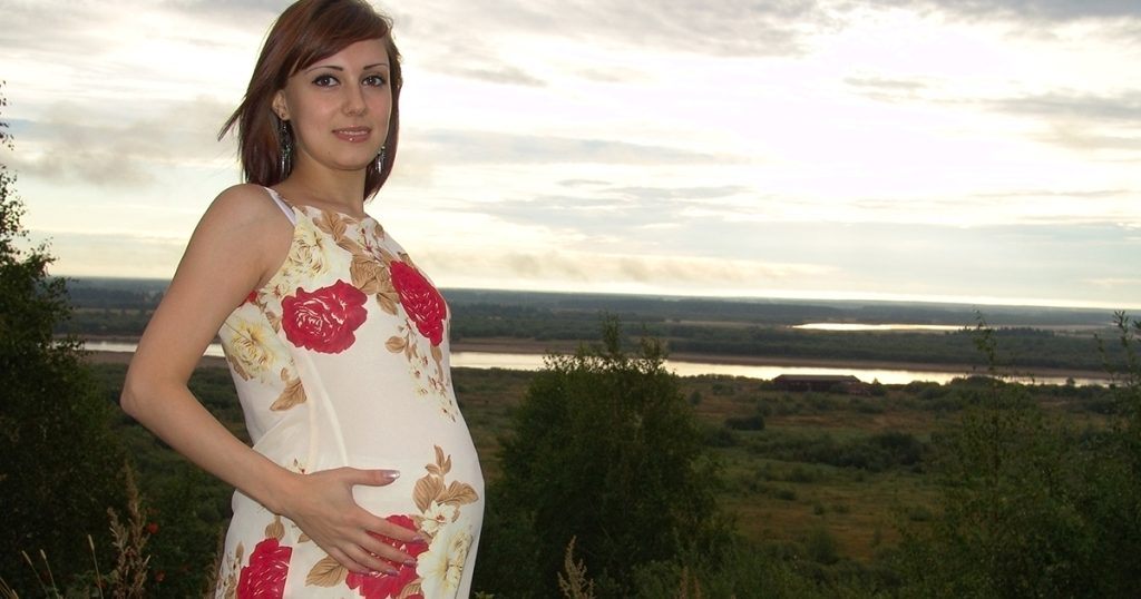 MÓJ BRZUCH PODCZAS CIĄŻY BYŁ OGROMNY, A LUDZIE ZACZĘLI PYTAĆ, CZY KŁAMIĘ NA TEMAT DATY PORODU.