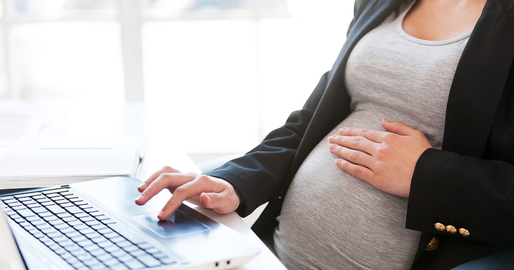 Udzieliłem schronienia bezdomnej kobiecie trzymającej tabliczkę z napisem „Bezdomna i głodna”, ale tego samego dnia straciłem własny dom.