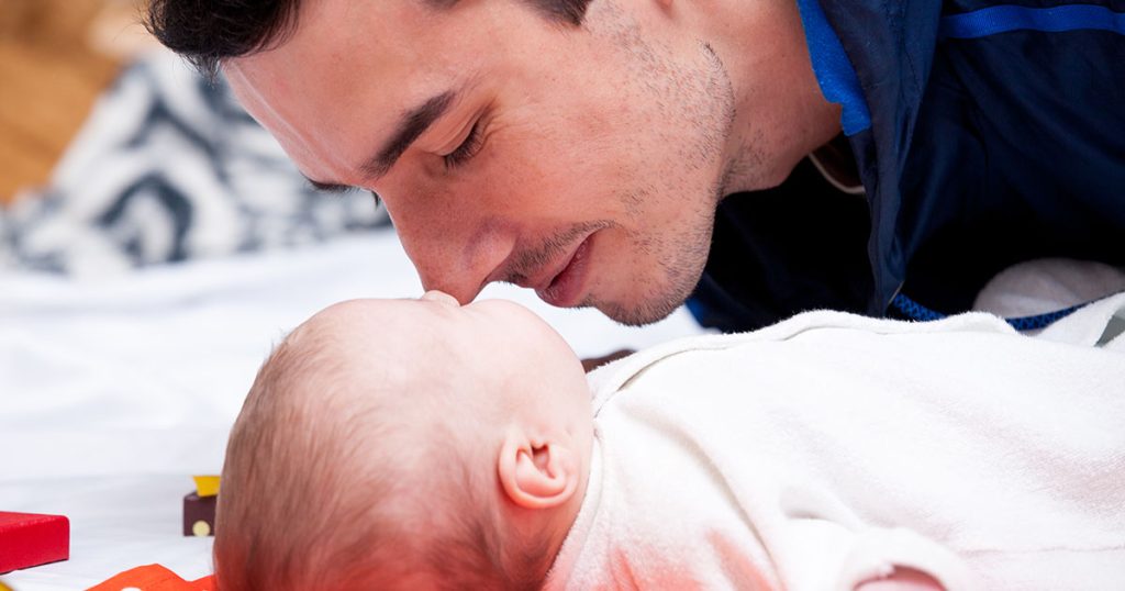 Lekarz wychowuje trojaczki po tym, jak ich matka umiera przy porodzie, a ich biologiczny ojciec pojawia się 5 lat później.