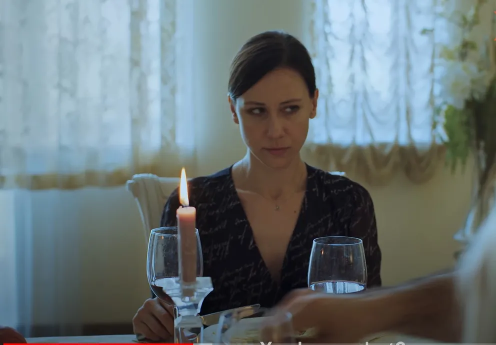 Mąż zostaje przyłapany na zdradzie żony i zachowuje się, jakby nic się nie stało.