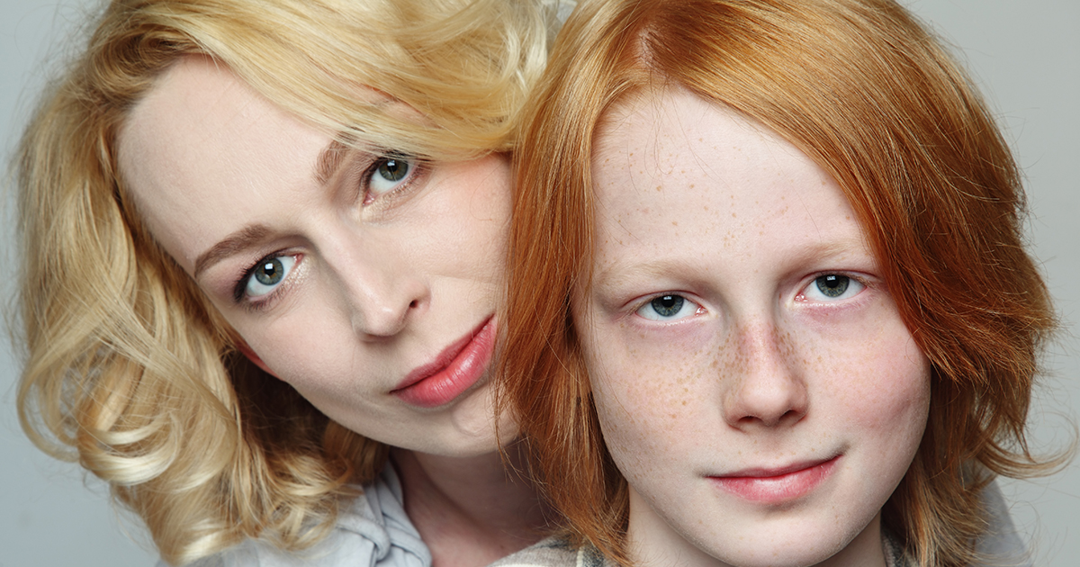 Zostałem adoptowany 17 lat temu. W dniu moich 18. urodzin nieznajomy zapukał do drzwi i powiedział: "Jestem twoją prawdziwą matką. Chodź ze mną, zanim będzie za późno".