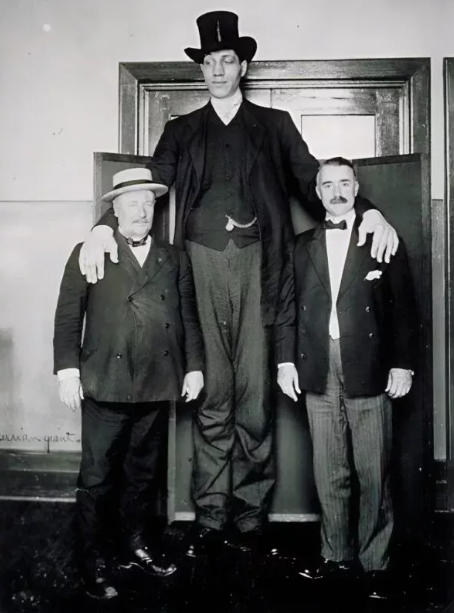 Wzrost 285 cm nie powstrzymał mężczyzny przed ślubem i zostaniem ojcem. Jak wyglądała ta niezwykła rodzina?