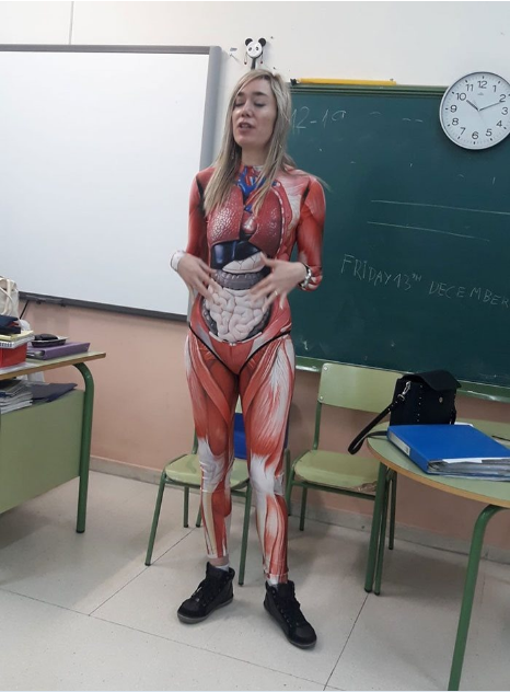 Co za nauczyciel biologii! Z takim anatomicznym kostiumem nauka jest zapewniona!