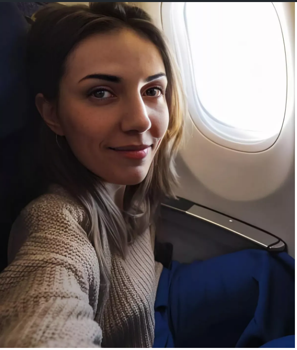 Przed opuszczeniem samolotu pilot zauważa ostatniego pasażera w środku, który jest jego repliką