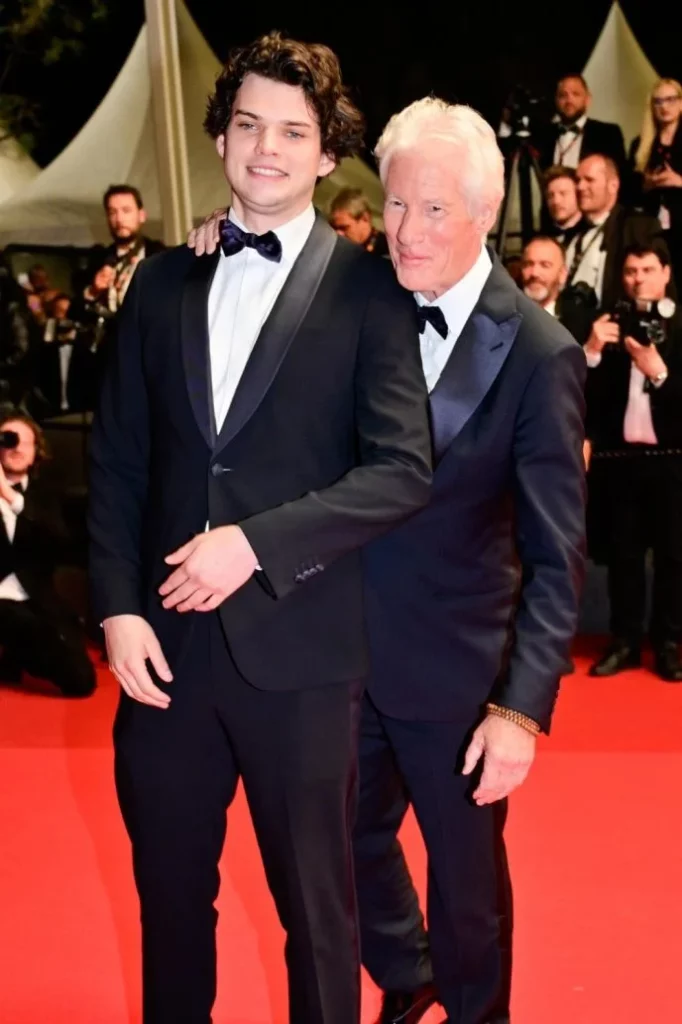 Syn 74-letniego Richarda Gere'a. Wygląda na to, że swoją urodą przyćmił ojca!