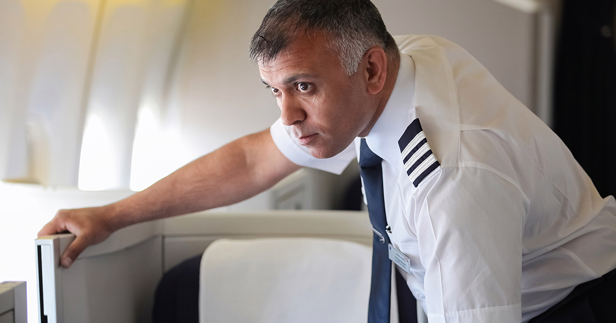 Przed opuszczeniem samolotu pilot zauważa ostatniego pasażera w środku, który jest jego repliką