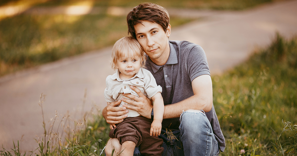 Samotny ojciec stawia czoła wyzwaniom związanym z wychowywaniem trojaczków, ale pewnego dnia odkrywa, że nie należą one do niego.