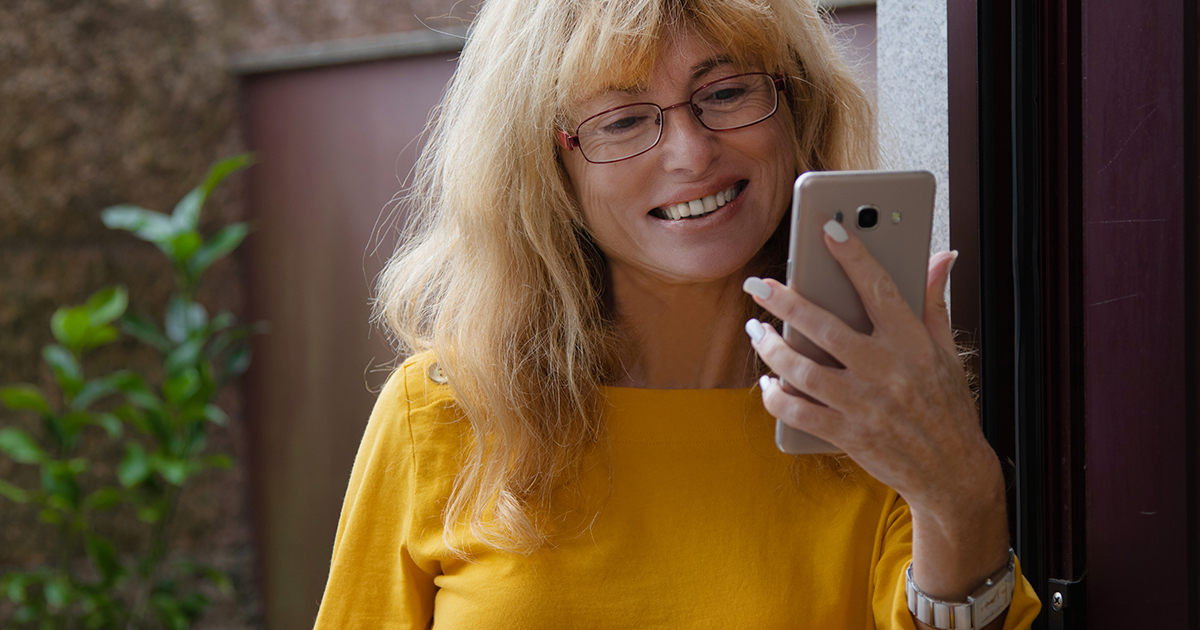 Stworzyłem profil na Tinderze dla mojej samotnej mamy - i natychmiast tego pożałowałem, gdy zobaczyłem, kto do niej pisze