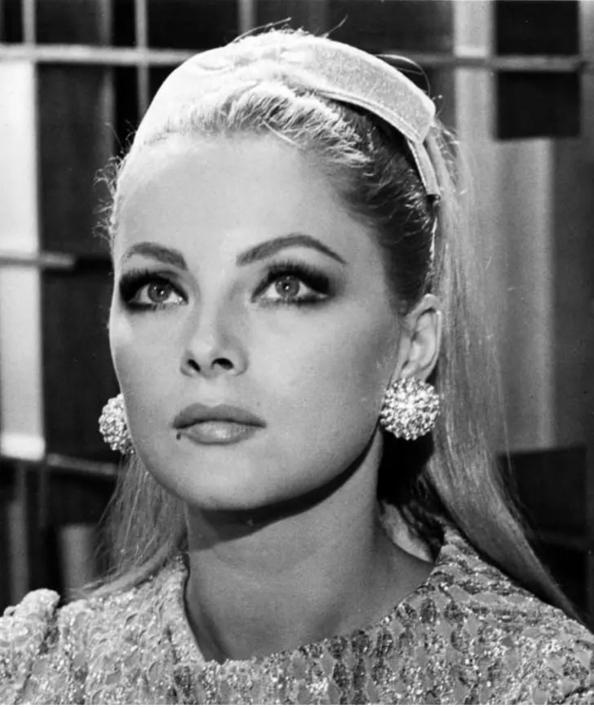 „Nikt na całym świecie nie starzał się tak pięknie jak ona”: Jak legendarna aktorka Virna Lisi wyglądała w wieku 78 lat