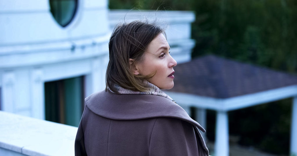 Moja siostra ukradła moją tożsamość, by poślubić milionera - teraz prowadzi życie moich marzeń.