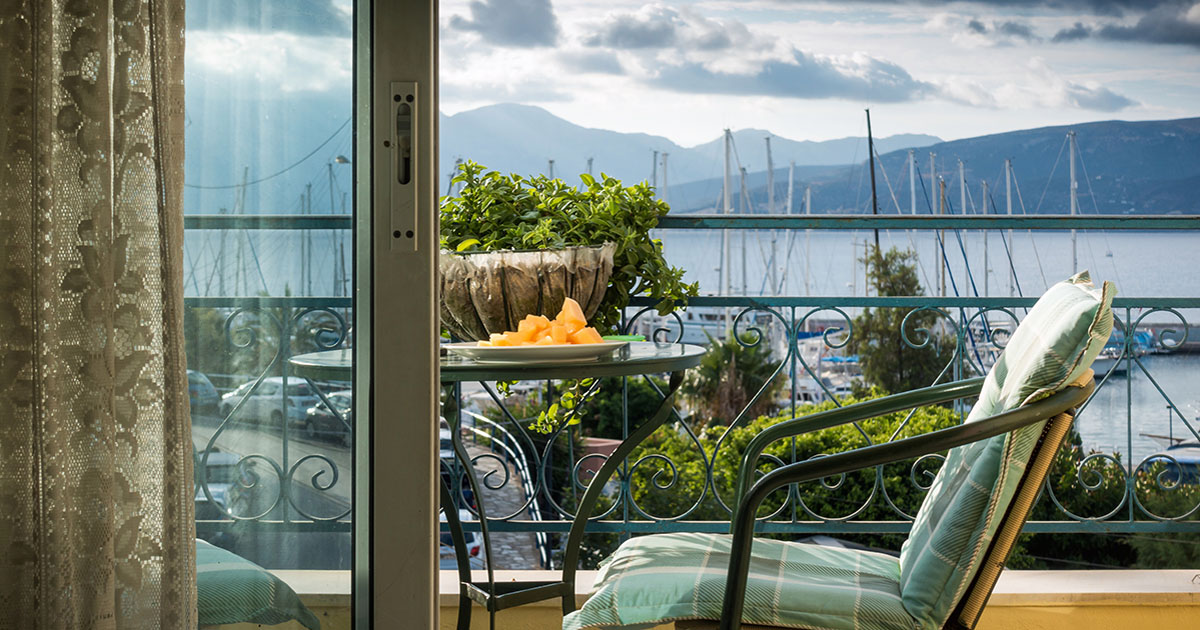 Zobaczyła zdjęcie męża z nieznajomym w mediach społecznościowych i podpis: „Wakacje z moim kochankiem”... Co stało się później? 😳💔