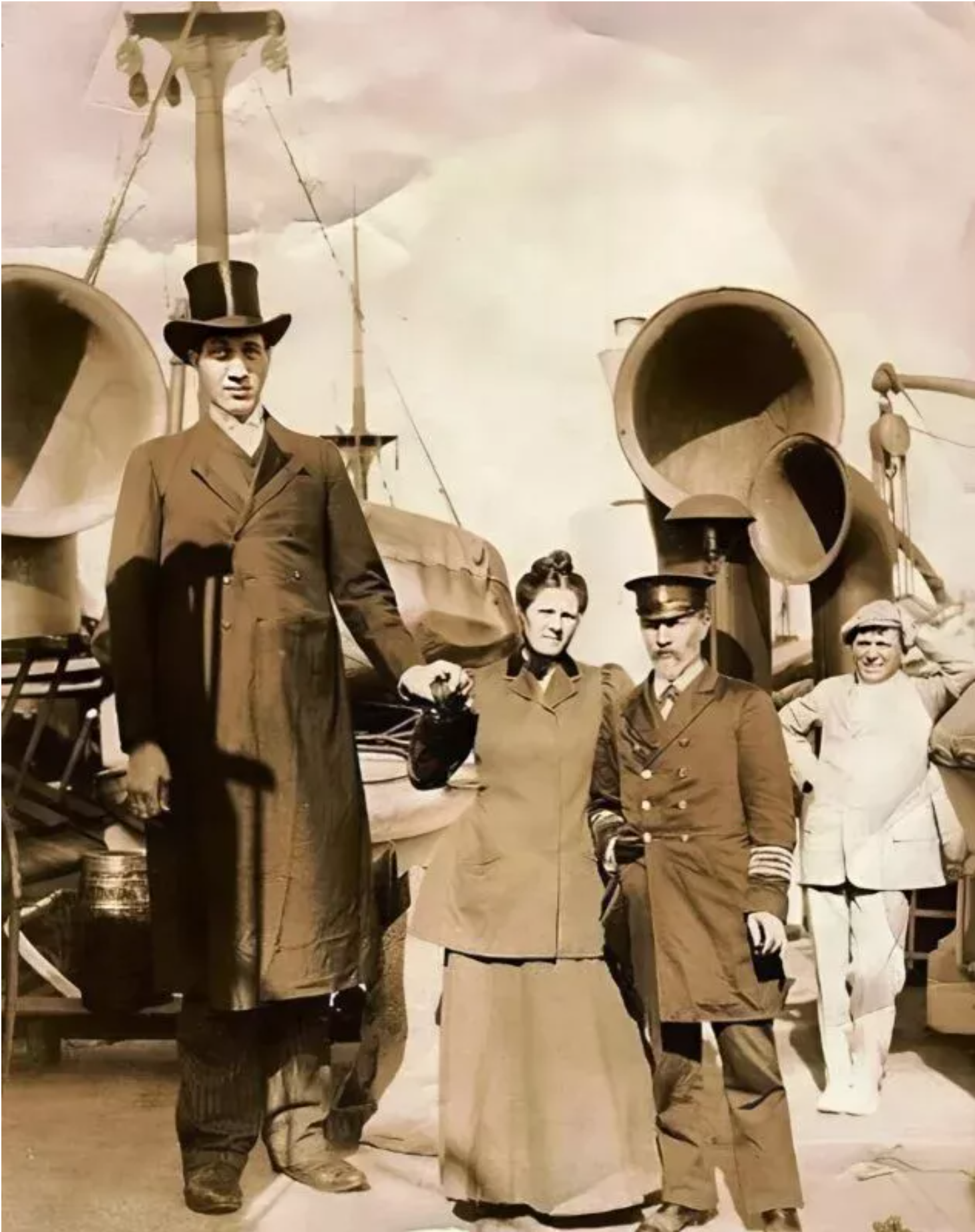 Wzrost 285 cm nie powstrzymał mężczyzny przed ślubem i zostaniem ojcem. Jak wyglądała ta niezwykła rodzina?