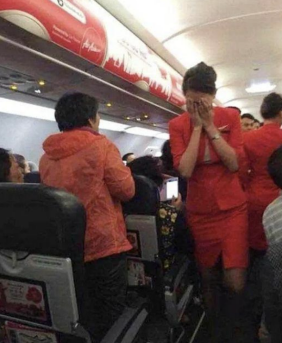 Stewardesa podeszła do mnie i powiedziała: „Zostań po wylądowaniu, proszę, pilot chce z tobą porozmawiać osobiście”.