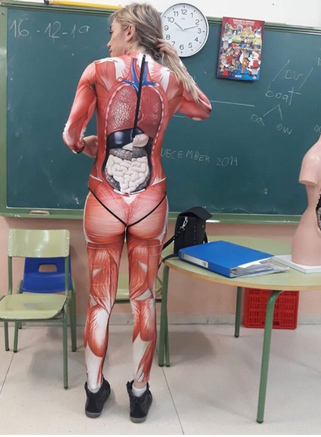 Co za nauczyciel biologii! Z takim anatomicznym kostiumem nauka jest zapewniona!