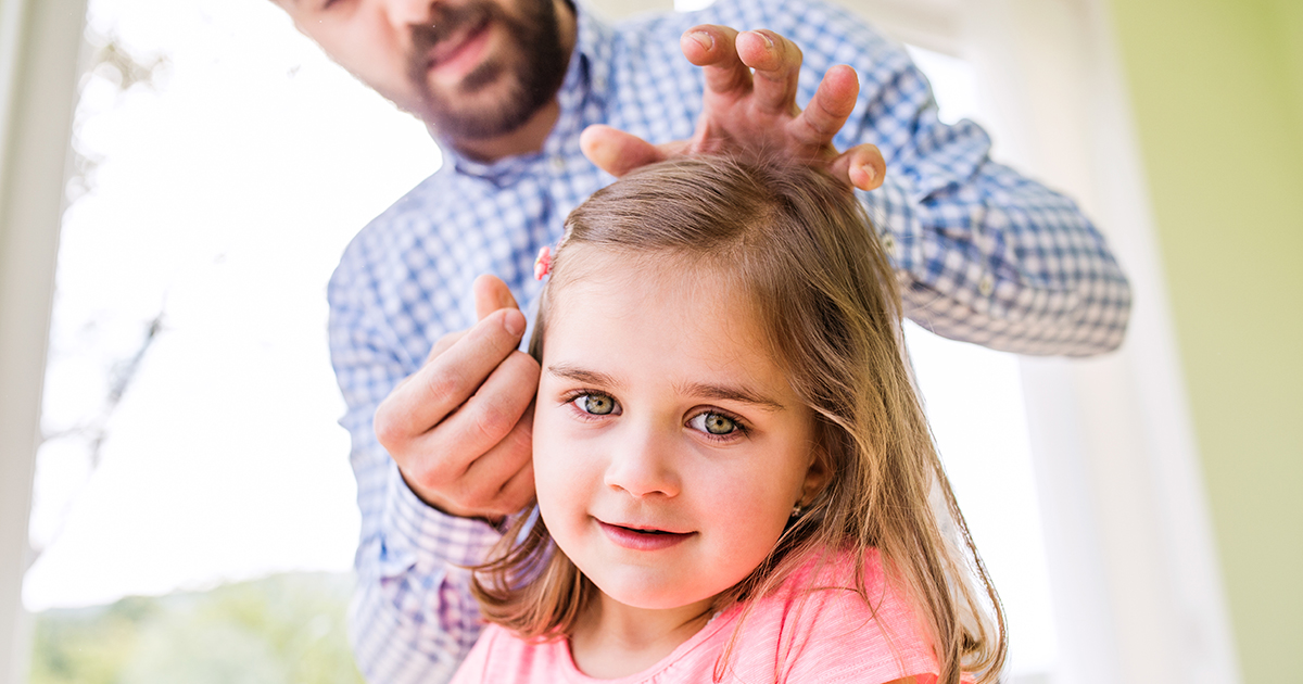 Pięć lat po stracie żony przyprowadziłem dziecko na ślub mojego najlepszego przyjaciela - gdy tylko zobaczyłem pannę młodą, moja córka wyszeptała: "Tatusiu, dlaczego płaczesz?