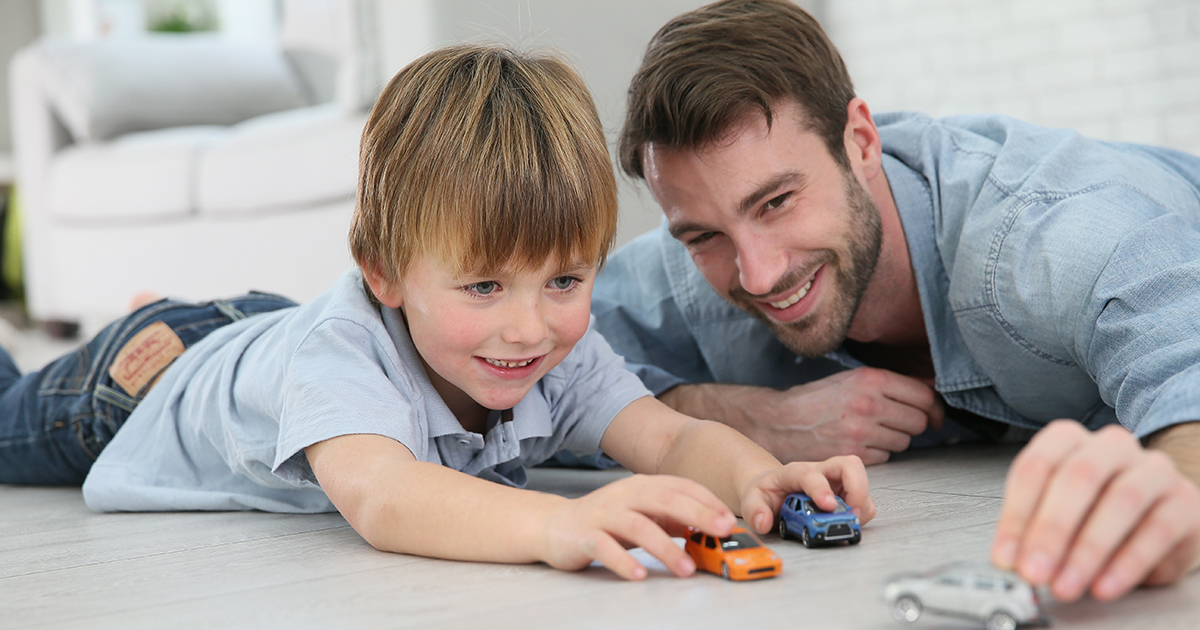 Samotny ojciec stawia czoła wyzwaniom związanym z wychowywaniem trojaczków, ale pewnego dnia odkrywa, że nie należą one do niego.