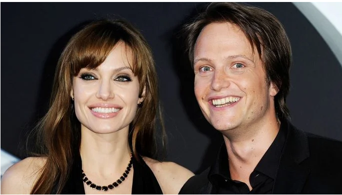 Wygląda na to, że Angelina Jolie jest w nowym związku. Wygląda na szczęśliwą ze swoim nowym wybrankiem, co bardzo zainteresowało użytkowników sieci