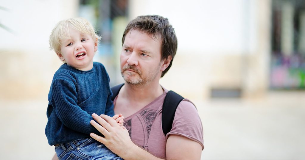 Samotny ojciec stawia czoła wyzwaniom związanym z wychowywaniem trojaczków, ale pewnego dnia odkrywa, że nie należą one do niego.