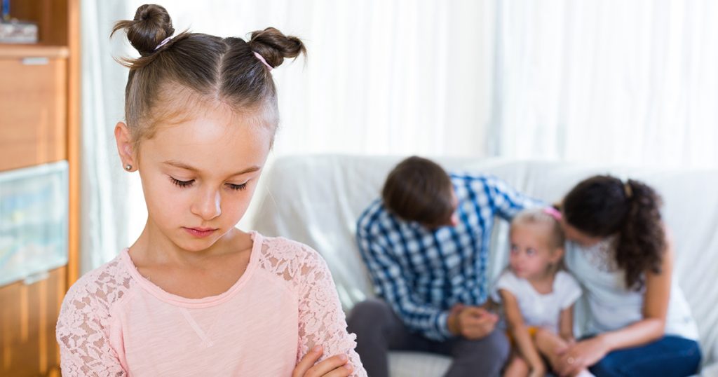 Samotny ojciec stawia czoła wyzwaniom związanym z wychowywaniem trojaczków, ale pewnego dnia odkrywa, że nie należą one do niego.