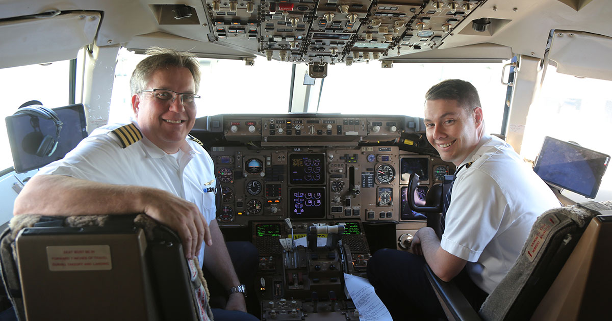 Stewardesa podeszła do mnie i powiedziała: „Zostań po wylądowaniu, proszę, pilot chce z tobą porozmawiać osobiście”.