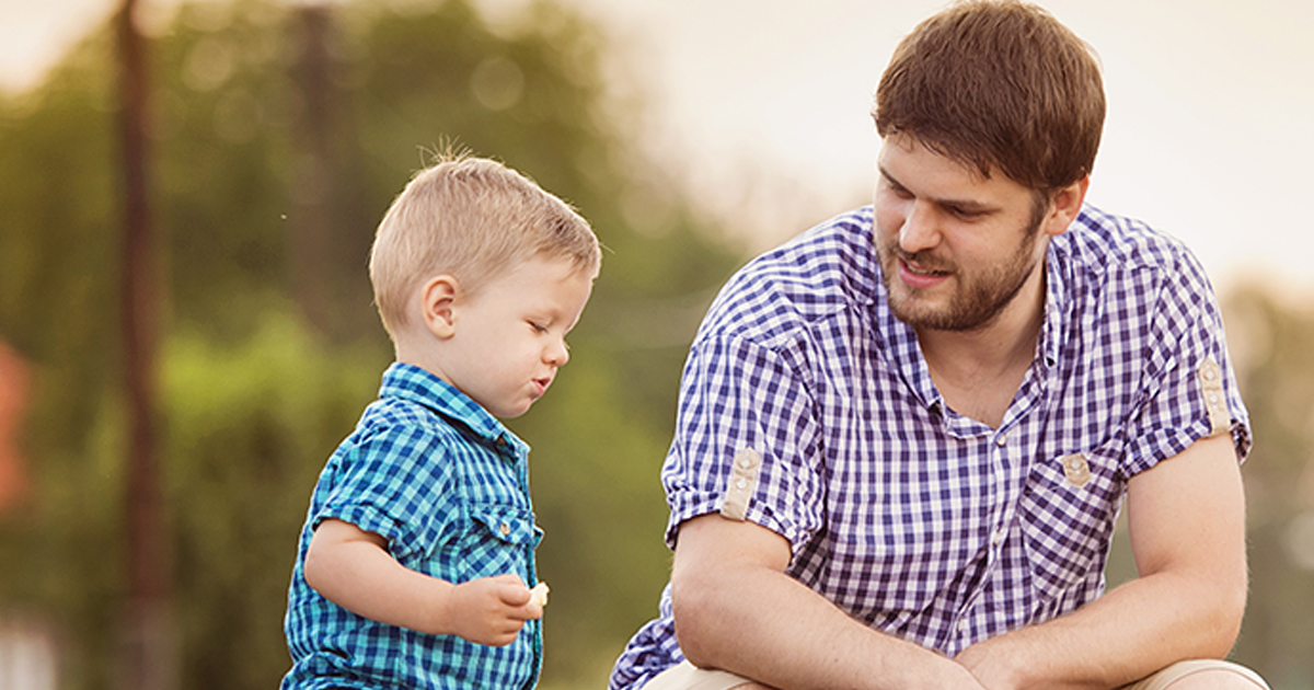 Samotny ojciec stawia czoła wyzwaniom związanym z wychowywaniem trojaczków, ale pewnego dnia odkrywa, że nie należą one do niego.