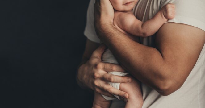Biała mama po urodzeniu czarnego dziecka, ale jej mąż jest biały
