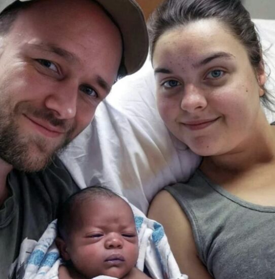 Biała mama po urodzeniu czarnego dziecka, ale jej mąż jest biały