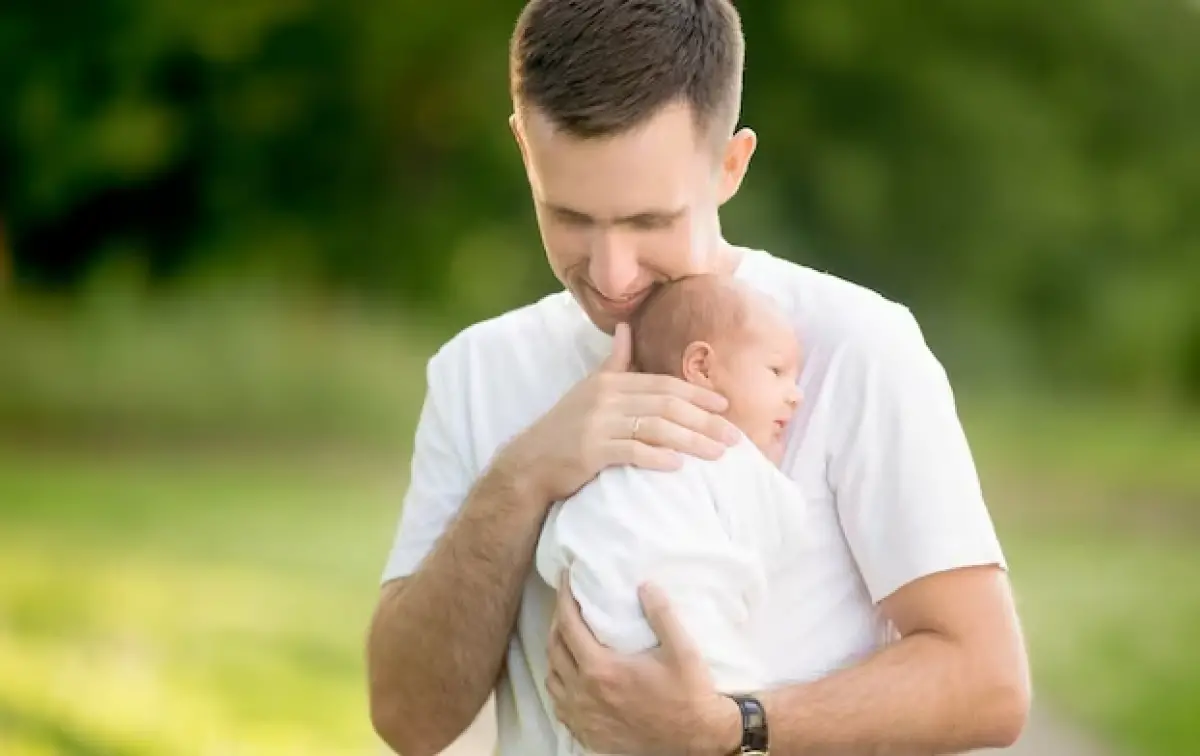 Samotny ojciec stawia czoła wyzwaniom związanym z wychowywaniem trojaczków, ale pewnego dnia odkrywa, że nie należą one do niego.
