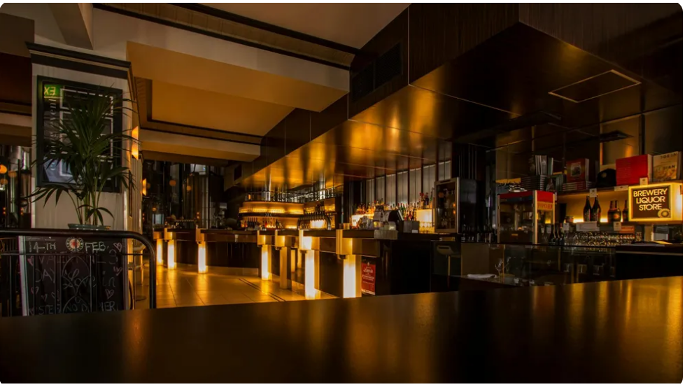 Mój mąż zaprosił mnie do eleganckiej restauracji z okazji naszej rocznicy, ale pozwolił mi zamówić tylko tanią sałatkę — tego wyjątkowego dnia nie zapomni.