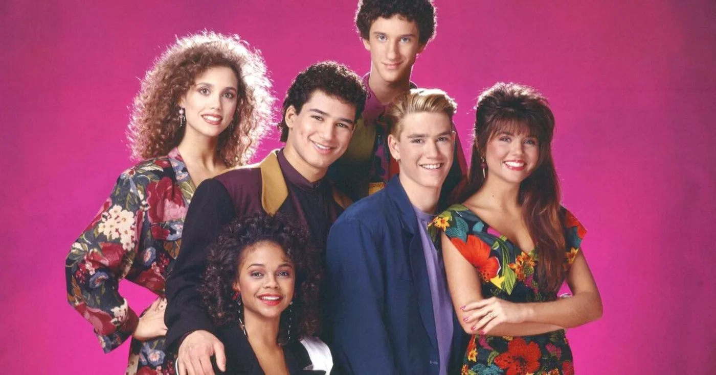 Błyskotliwy początek kariery Elizabeth Berkley. Rola w serialu „Ocaleni przez dzwonek” uczyniła ją sławną.