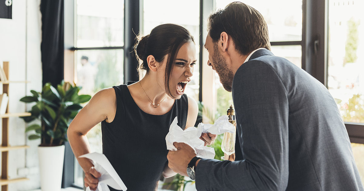 Poszłam na randkę w ciemno, ale kiedy mnie zobaczył, jego twarz zbladła - potem pokazał mi zdjęcie, które sprawiło, że zaniemówiłam.