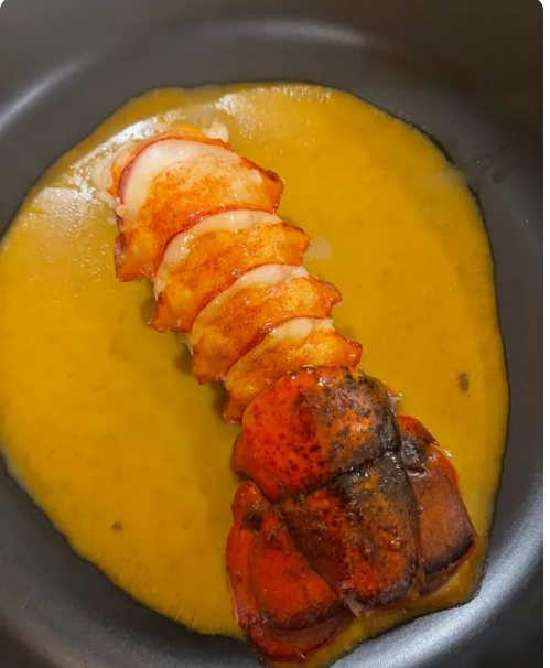 Mój mąż zaprosił mnie do eleganckiej restauracji z okazji naszej rocznicy, ale pozwolił mi zamówić tylko tanią sałatkę — tego wyjątkowego dnia nie zapomni.