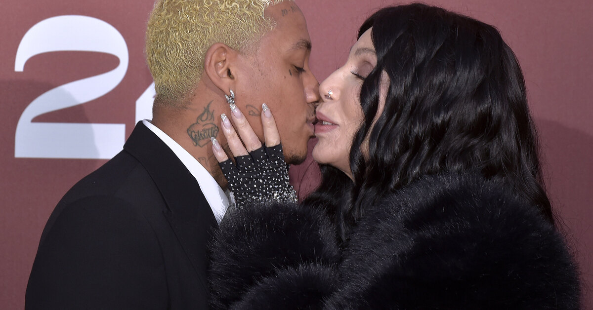 Tak bardzo zakochana, że nawet nie zdawała sobie sprawy, ile błędów popełniła! 78-letnia Cher pocałowała swojego 30-letniego kochanka!