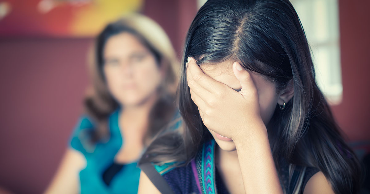 Moja 16-letnia córka zabroniła mi sprzątać jej pokój - po podsłuchaniu jej rozmowy telefonicznej zajrzałem pod jej łóżko.