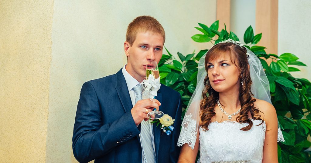 MOI RODZICE ODMÓWILI PRZYJŚCIA NA MÓJ ŚLUB, PONIEWAŻ MÓJ NARZECZONY BYŁ BIEDNY - SPOTKALIŚMY SIĘ 10 LAT PÓŹNIEJ I BŁAGALI O ODNOWIENIE ZWIĄZKU