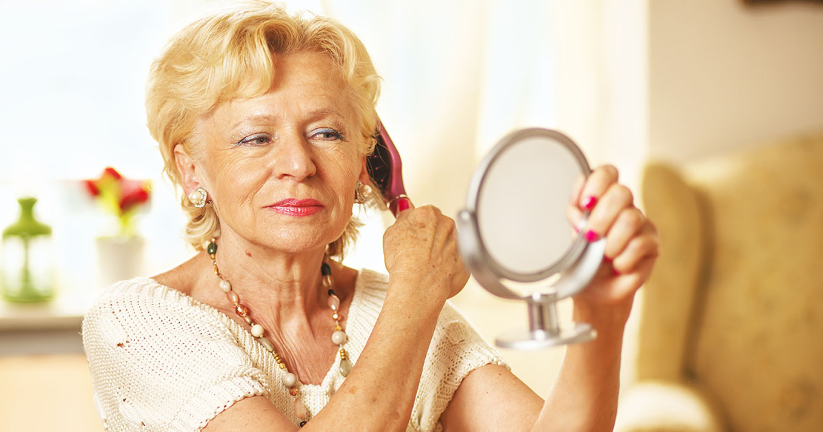 NIEUPRZEJMY SPRZEDAWCA WYŚMIEWA NIECHLUJNIE UBRANĄ STARSZĄ KOBIETĘ W SKLEPIE Z SUKNIAMI ŚLUBNYMI, NIE WIEDZĄC, KIM ONA NAPRAWDĘ JEST.