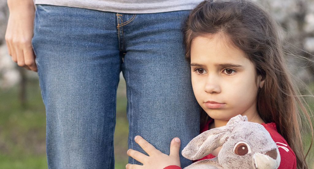Dwa lata po śmierci żony ożeniłem się ponownie. Ale pewnego dnia moja pięcioletnia córka szepnęła: „Tatusiu, nowa mamusia staje się inna, kiedy ciebie nie ma...”.