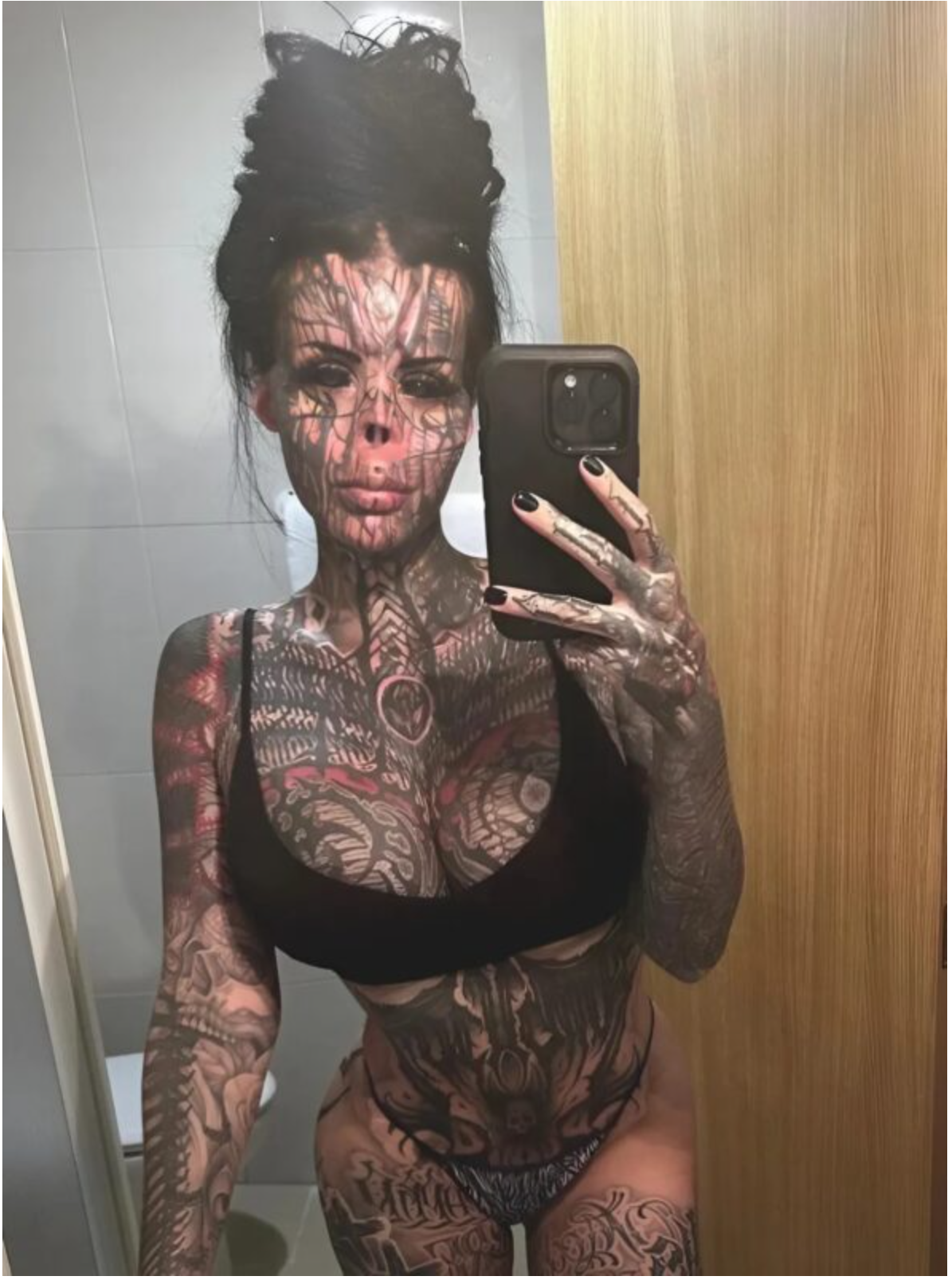 To dopiero radykalna transformacja! Ta kobieta zachowuje nawet usunięte części ciała!