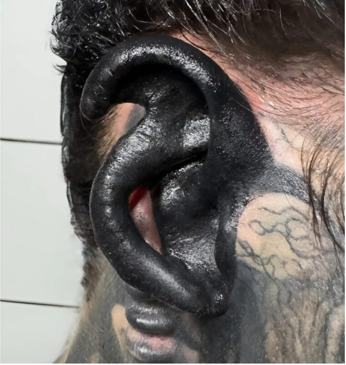 To dopiero radykalna transformacja! Ta kobieta zachowuje nawet usunięte części ciała!