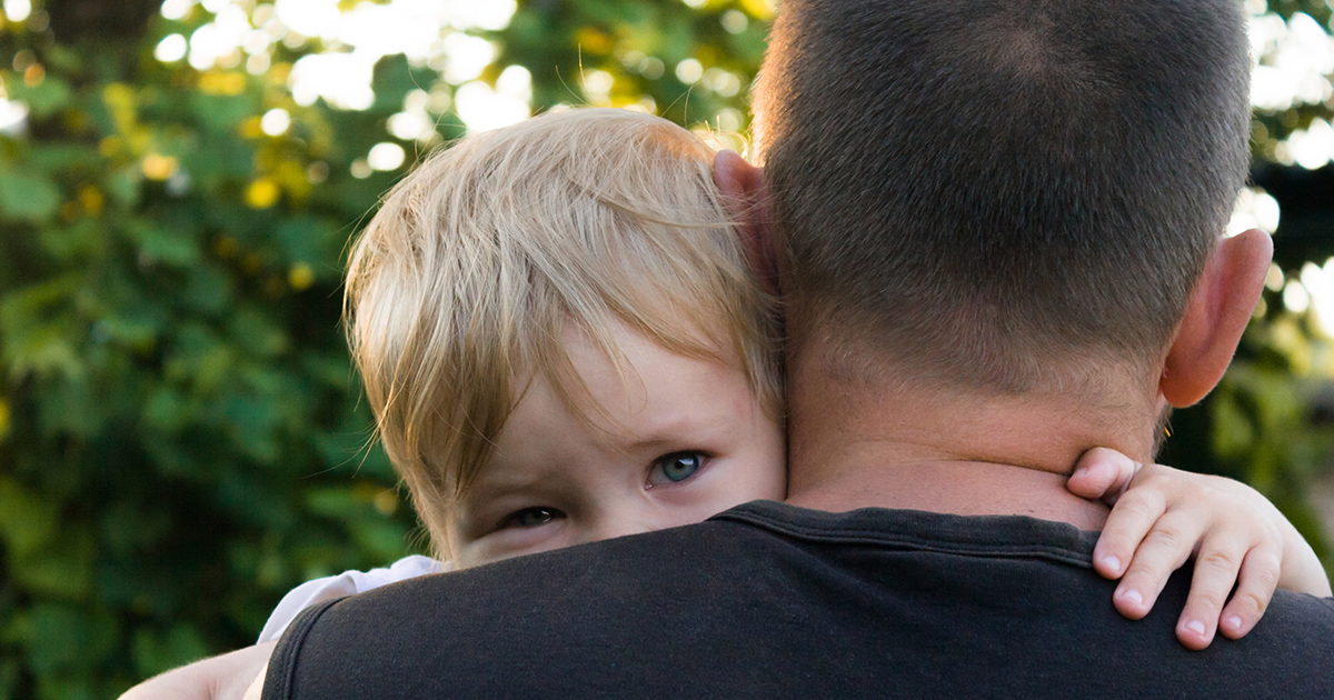 Mąż wraca z podróży służbowej i widzi noworodka na stole, a obok niego dwa banknoty