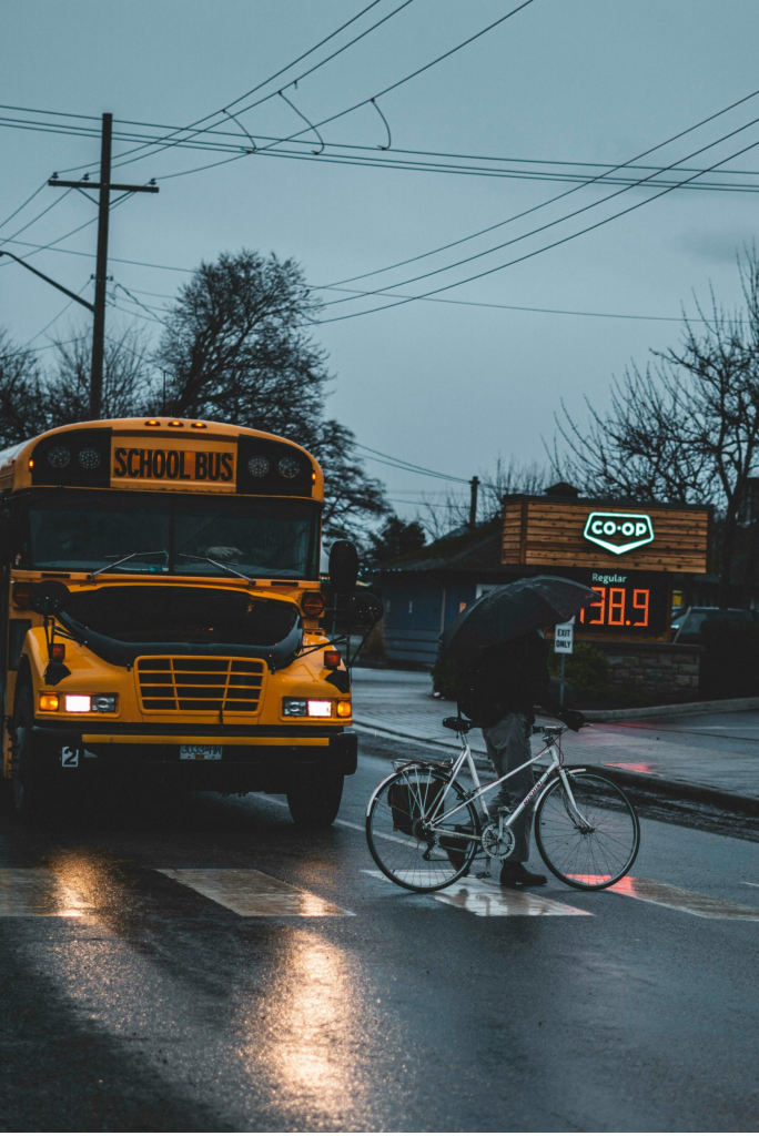 Widziałem, jak dziecko w autobusie szkolnym uderzało się o tylną szybę i wołało o pomoc.