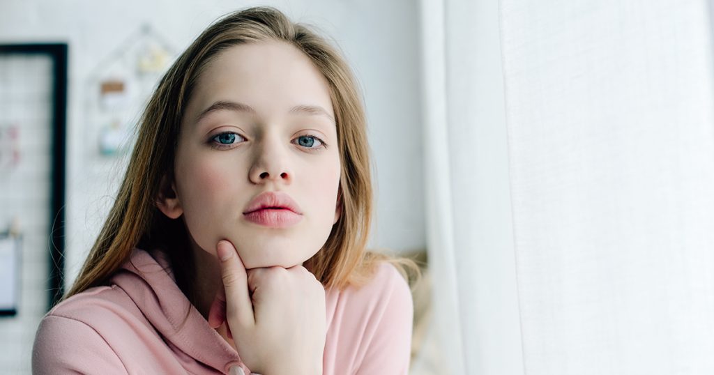Moja 16-letnia córka zabroniła mi sprzątać jej pokój - po podsłuchaniu jej rozmowy telefonicznej zajrzałem pod jej łóżko.