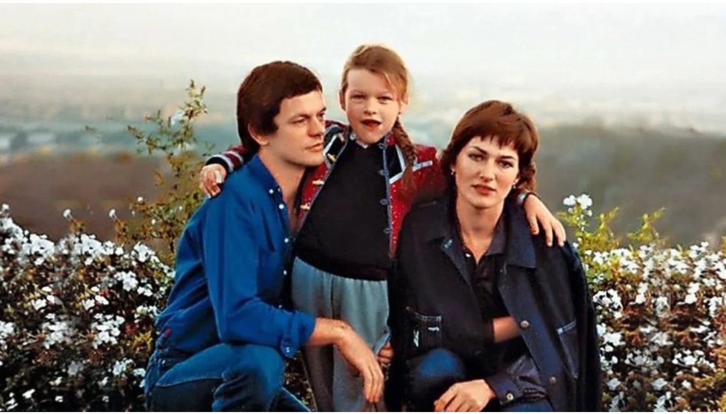 Piękno przekazywane w linii genetycznej. Milla Jovovich pokazała zdjęcie swojej matki i córek