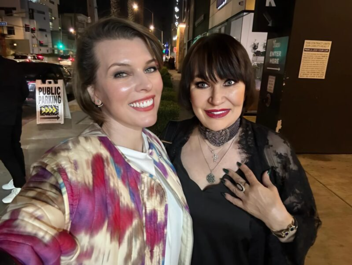 Piękno przekazywane w linii genetycznej. Milla Jovovich pokazała zdjęcie swojej matki i córek